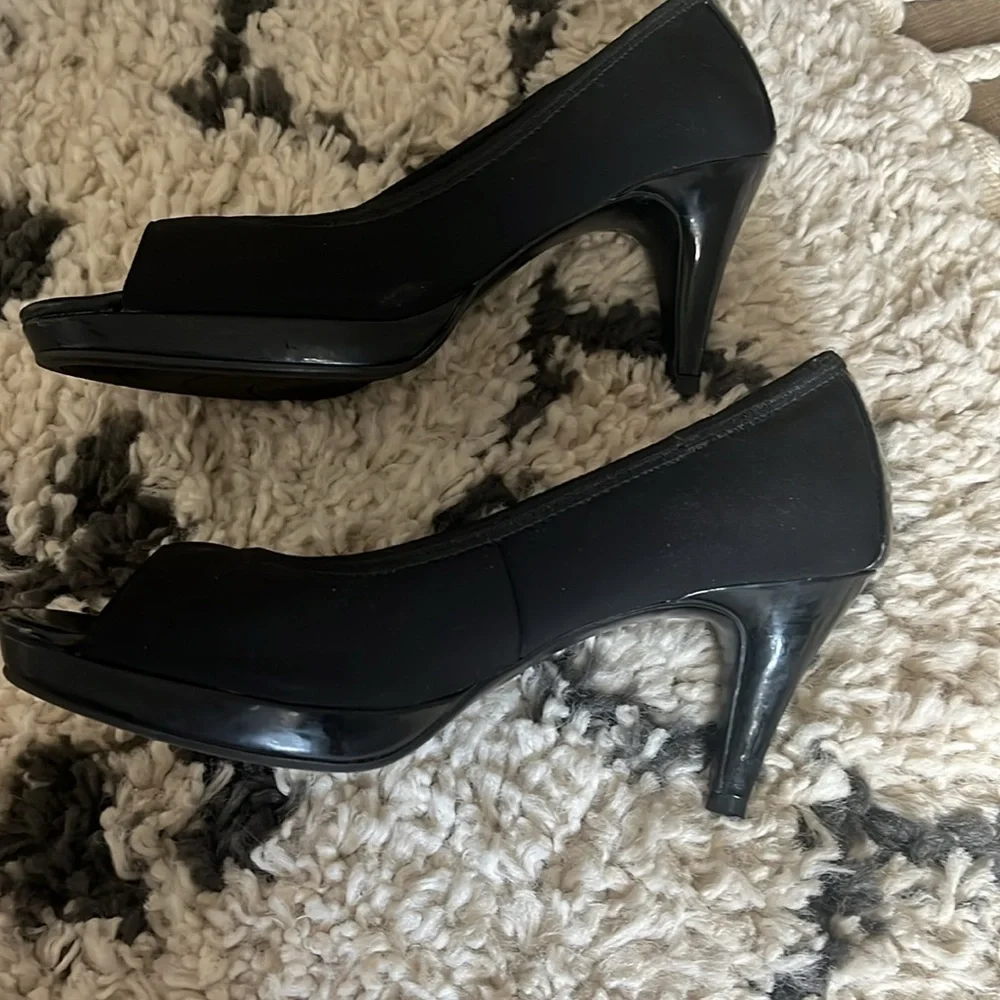 Women’s Bandolino 6.5 black peep toe 3” heel. Silky feel cloth and patent. GUC